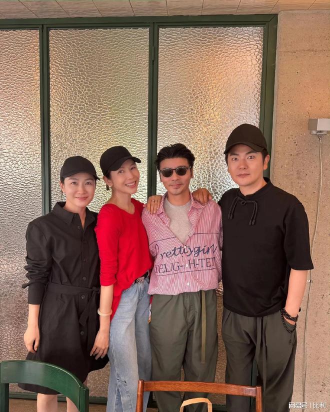 蔡少芬侧身紧靠老公张晋，二人都面带微笑，婚姻现暗涌传闻不攻自破。